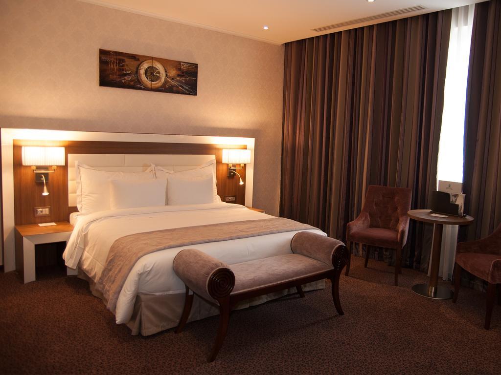 Premier Palace Spa Hotel Bucareste Exterior foto A room at the hotel