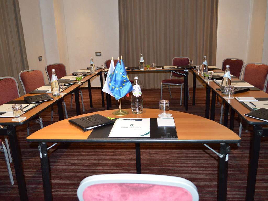 Premier Palace Spa Hotel Bucareste Exterior foto A meeting room at the European University Barcelona