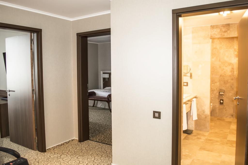 Premier Palace Spa Hotel Bucareste Exterior foto Interior of a suite